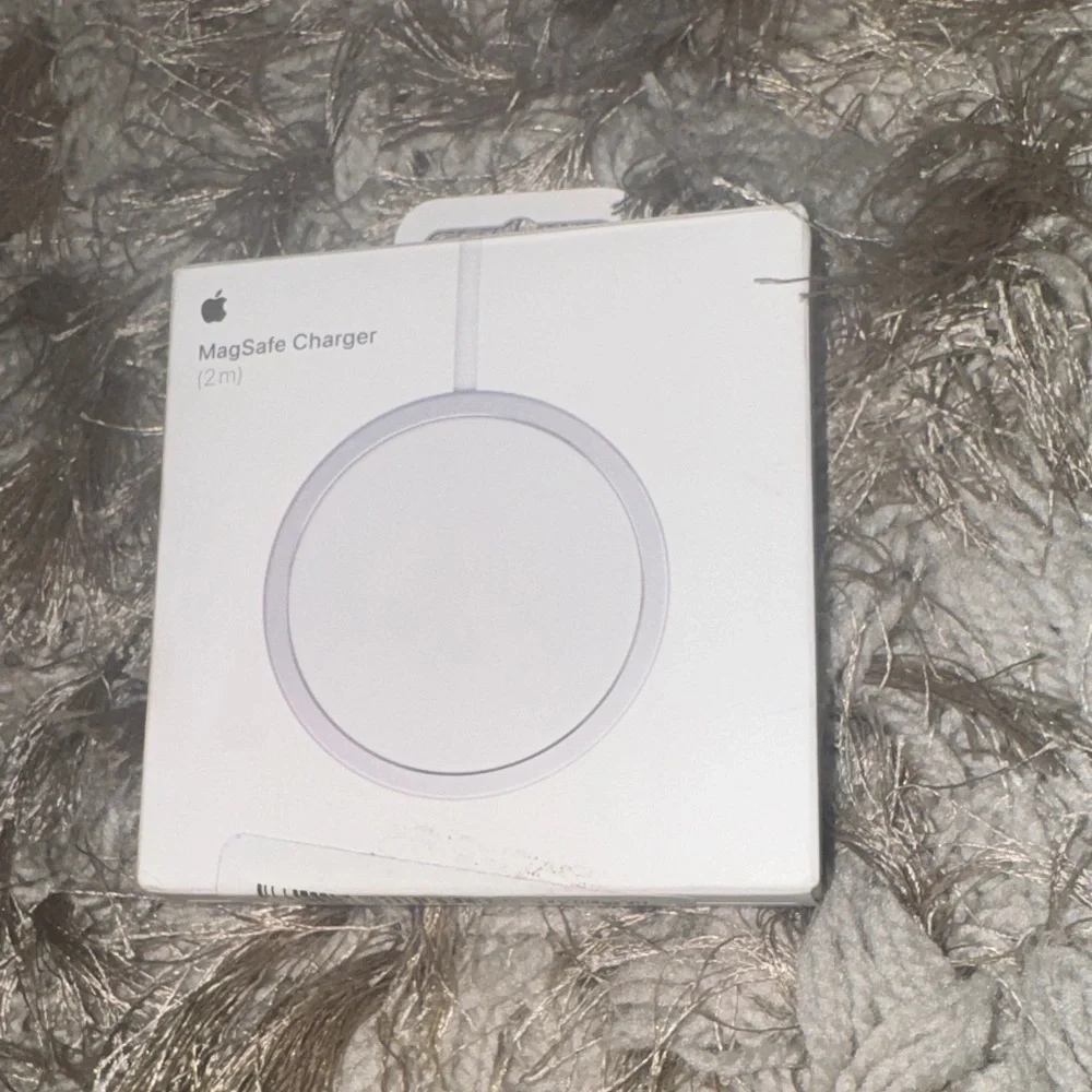Apple MagSafe Charger with White Finish New the box Alittle damage